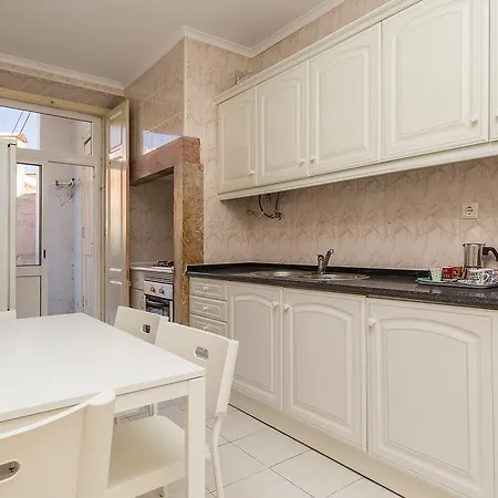 Ground Floor W/backyard Appartement *